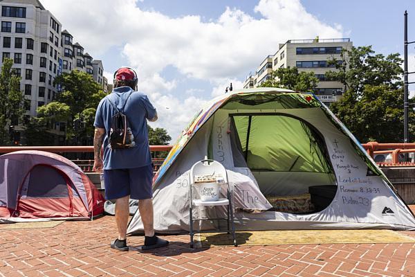 普心善见不得穷人”开元ky棋牌“特朗(图1)